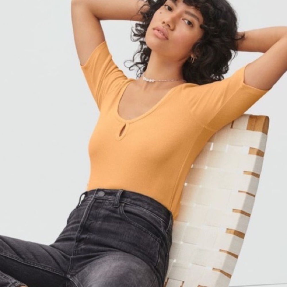 Everlane Scoop Neck Ribbed Tee